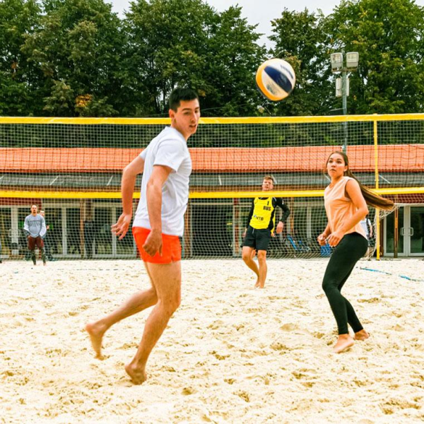 People play volleyball in the beach